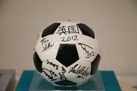 为什么捕手在接捕一百英里火球时需要特殊的指部支撑板